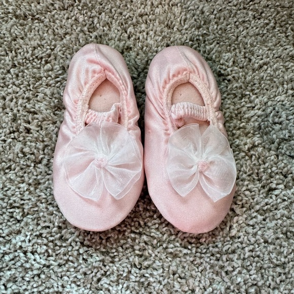 Baby Girl Pink Satin Ballet Flats Bow Detail Soft Sole Crib Shoes size 5 - Picture 2 of 5